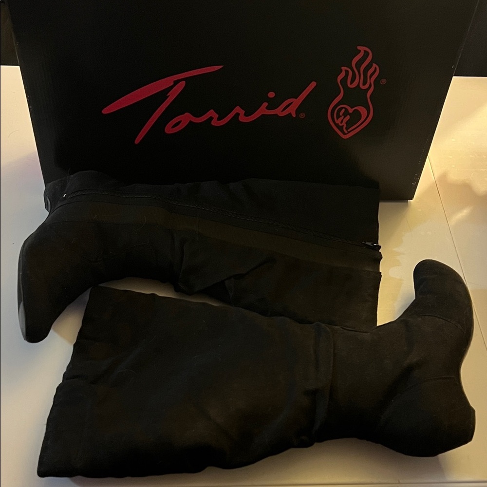 Torrid sz9 WW Black Suede Knee-High Kitten heel Boots EUC - Picture 3 of 3